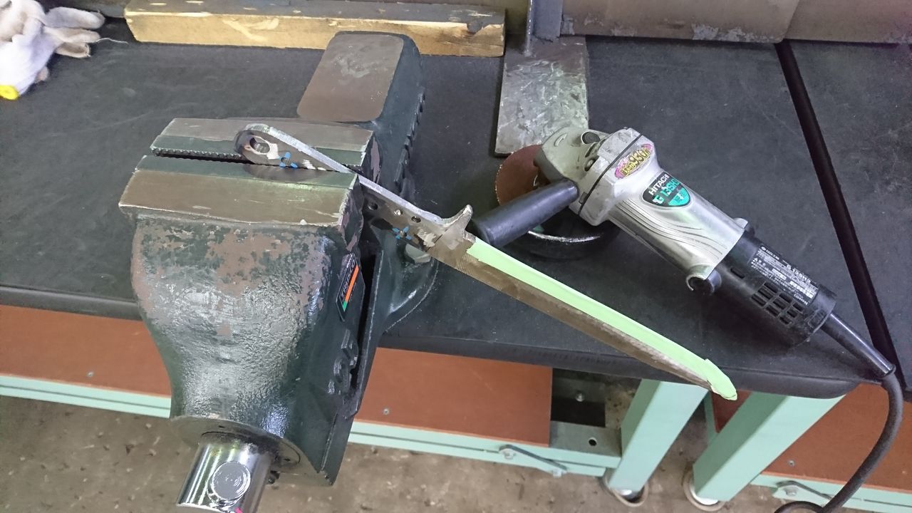 今回は専門の道具を多用しての制作です